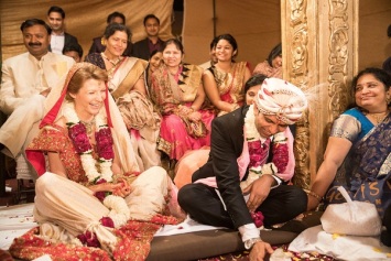 Aha, Indijas kāzās ļauts smieties arī ceremonijas laikā. Jo viss ir par un ap mīlestības svinēšanu